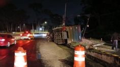 Tráiler vuelca y provoca cierre total de la carretera México-Toluca