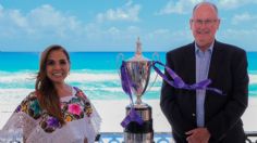 Mara Lezama recibe la copa del Torneo WTA Finales en Quintana Roo