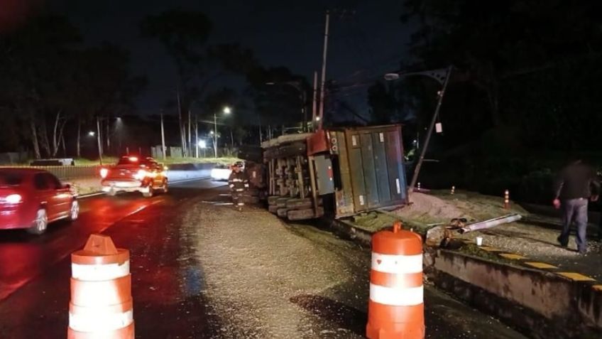 Tráiler vuelca y provoca cierre total de la carretera México-Toluca