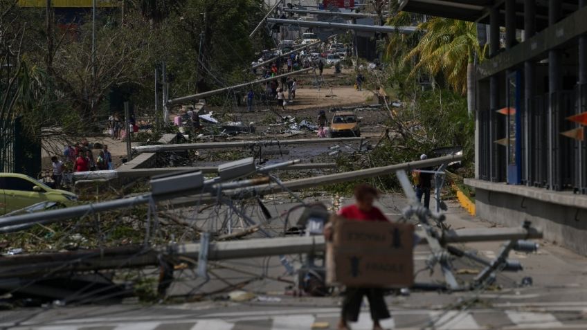 Huracán "Otis": buscar comida y a familiares, la angustia en un Acapulco devastado por el ciclón