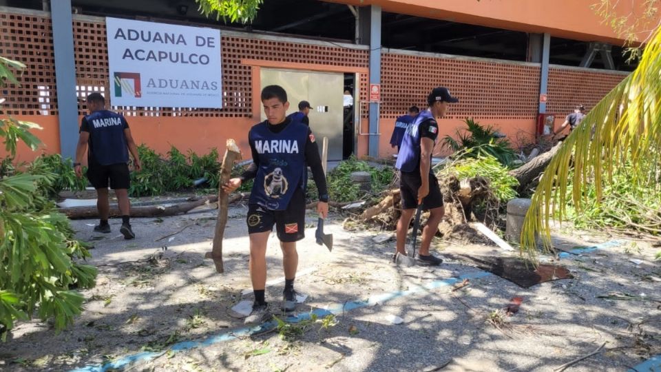 Elementos de la SEMAR ayudan en las labores de remoción de escombros y limpieza en Acapulco tras el paso del huracán 'Otis'