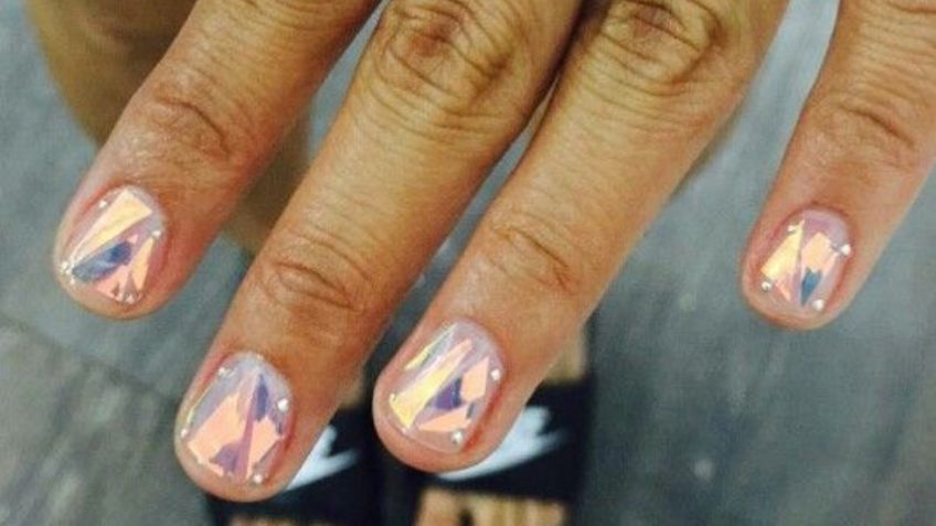 Manicura "broken glass": el efecto más llamativo y atrevido que hará lucir tus manos como una fiesta de colores