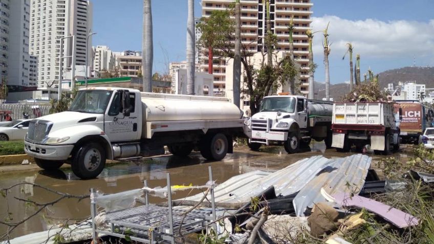 Conagua ha distribuido más de 100 mil litros de agua potable a los afectados por "Otis" en Acapulco