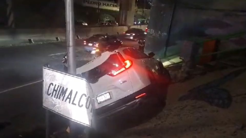 La conductora de la camioneta fue trasladada a un hospital.