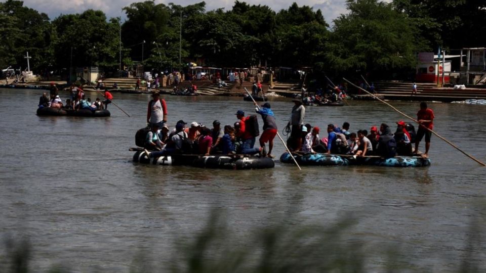 Cruzan migrantes el Río de Suchiate