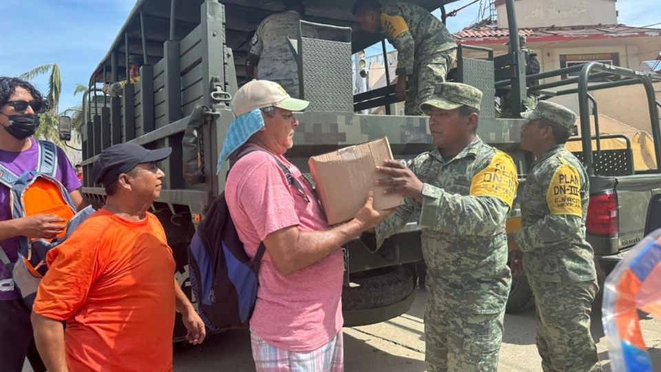 Entregan víveres a afectados por el huracán