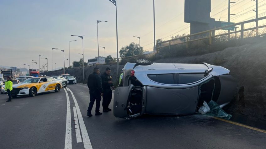 Caos en avenida Insurgentes, muere un conductor tras la volcadura de su auto