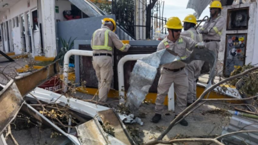 Personal de la CFE no descansa en las labores de restablecimiento tras el paso del huracán OTIS