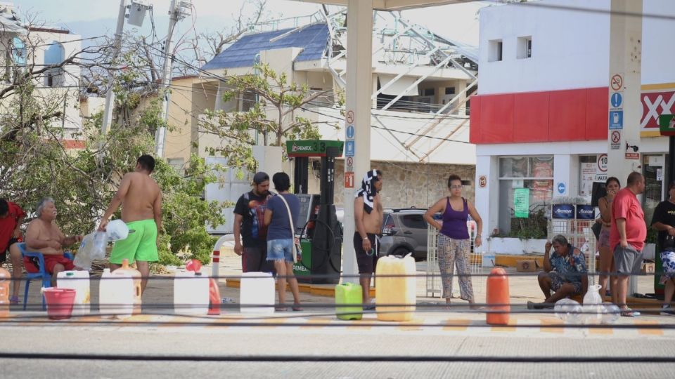 Un pedazo de manguera, un tubo y una botella vacía sirven de herramienta.