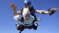 FOTOS | ¡Increíble! Abuelita de 104 años de edad se lanza en paracaídas para imponer nuevo récord