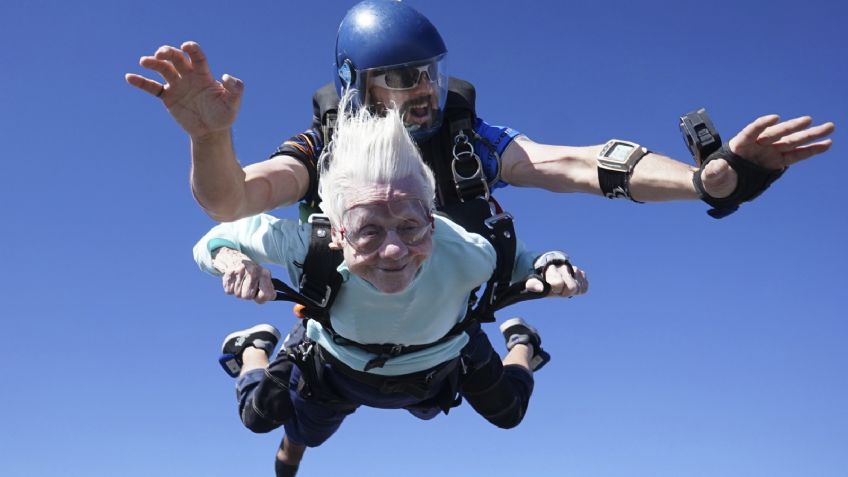 FOTOS | ¡Increíble! Abuelita de 104 años de edad se lanza en paracaídas para imponer nuevo récord