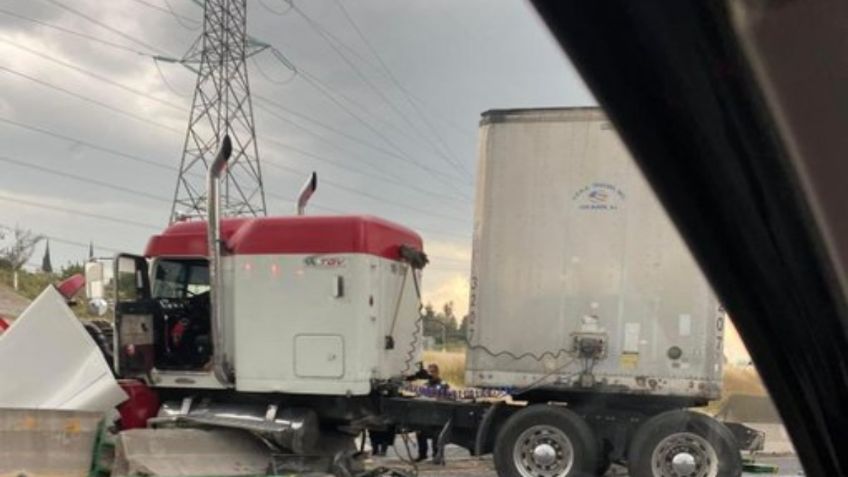 Tráiler choca y provoca el cierre de ambos carriles de la carretera Chamapa-Lechería