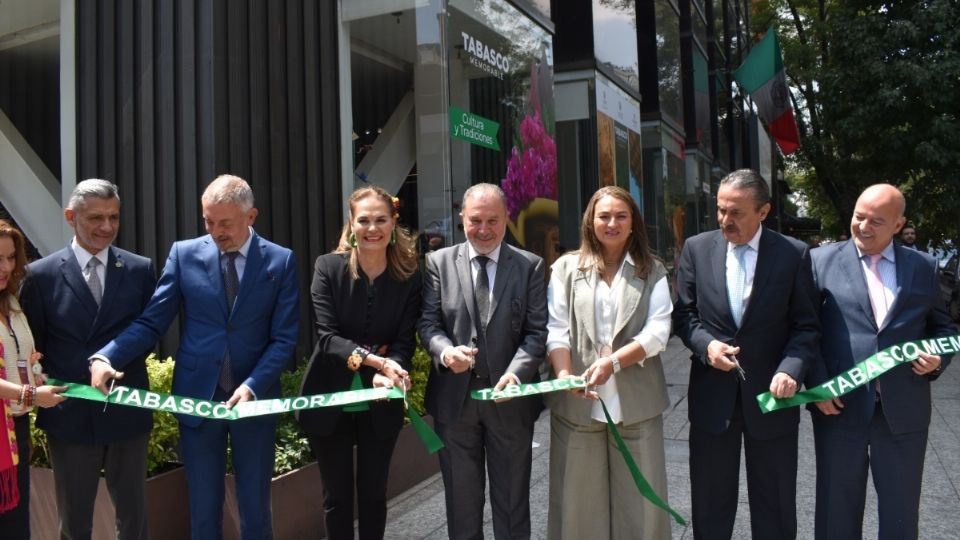 El titular de la Unidad de Información y Seguimiento de Sectur, Alejandro Aguilera Gómez, y el secretario de Turismo de Tabasco, José Antonio Nieves Rodríguez, inauguraron la exposición