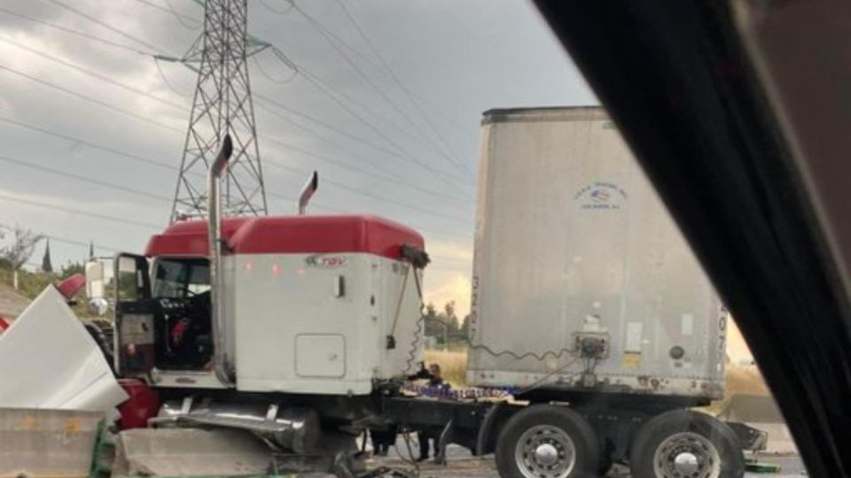 Hasta el momento se encuentran cerrados los dos lados de la autopista.