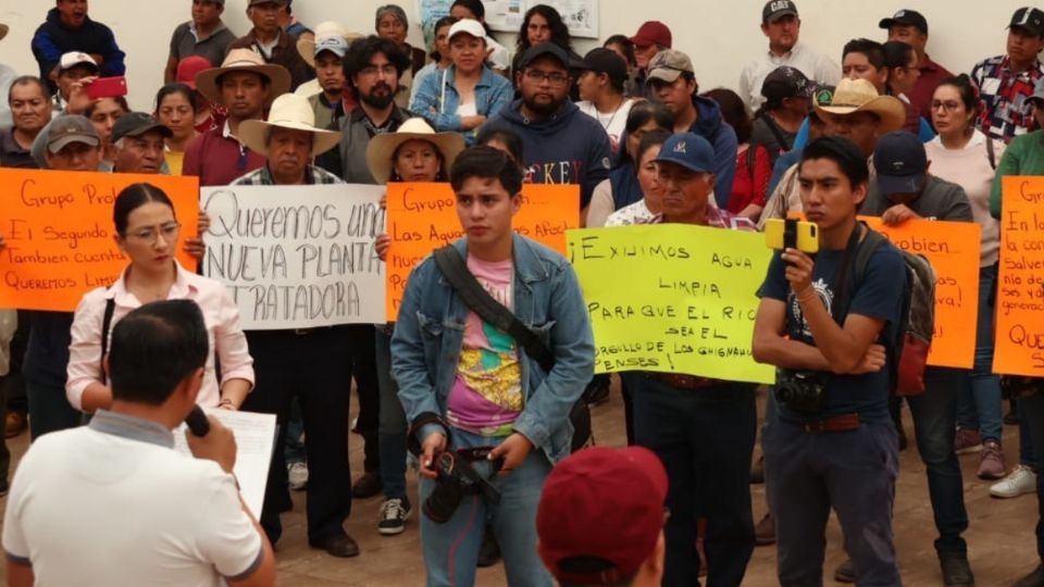 Decenas de personas de la zona baja de Chignahuapan se manifestaron contra la administración del alcalde