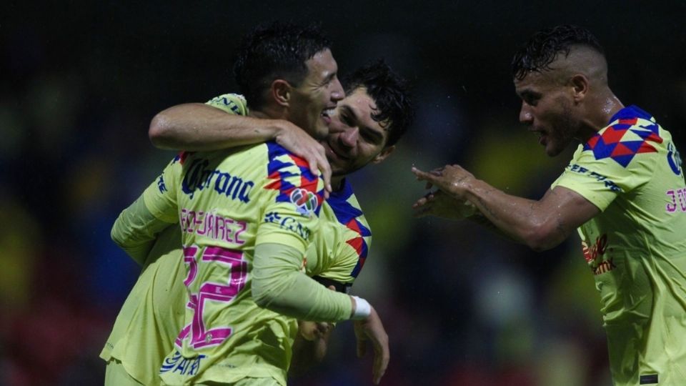 La lluvia perlada por las luces del Estadio Azteca no quiso perder al superlíder del torneo