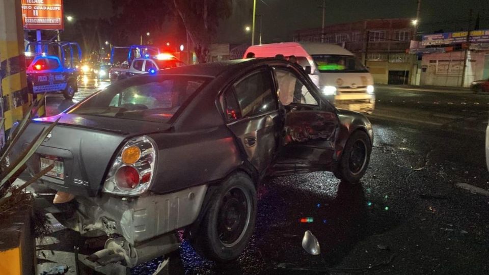 Un automóvil compacto fue impactado por la unidad de transporte público.