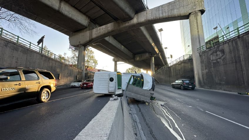 Camioneta vuelca y rompe muro de contención en carriles centrales de Periférico, desquicia el tránsito