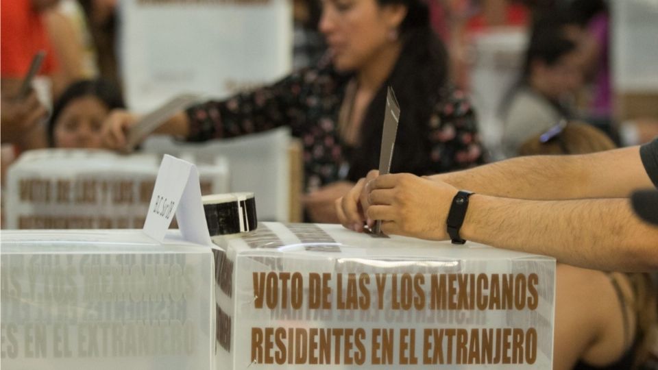 Mexicanos que residen en el extranjero acuden a las urnas a votar.