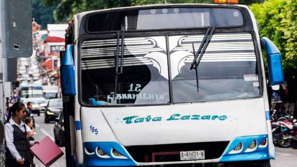 Una de las personas que saltó del autobús murió.