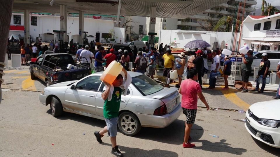 Pemex habilita 12 gasolineras en Acapulco, Guerrero para que el público en general después de la presencia del huracán 'Otis'