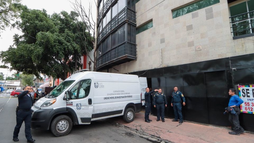 Personal de los servicios de emergencia ingresaron al departamento 204 del inmueble en donde hallaron los dos cuerpos de mediana edad.