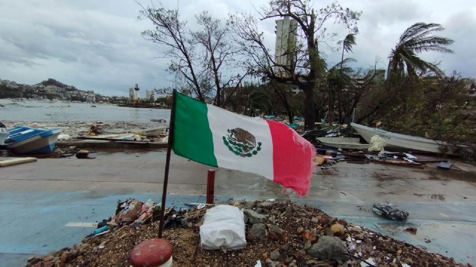 La gobernadora, contactada por teléfono durante la rueda de prensa, revisó a la baja el número de víctimas