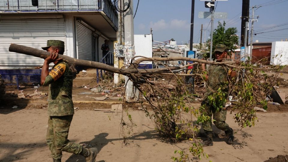 El Ejército mexicano trabaja en las labores de limpieza en comunidades afectadas de Acapulco.