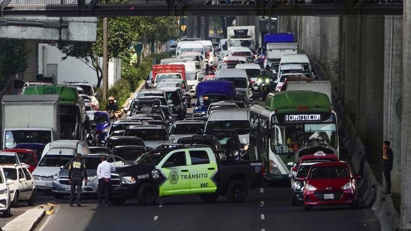 Manifestantes bloquean carriles centrales de Periférico Sur y colapsan el tránsito en la zona sur de CDMX