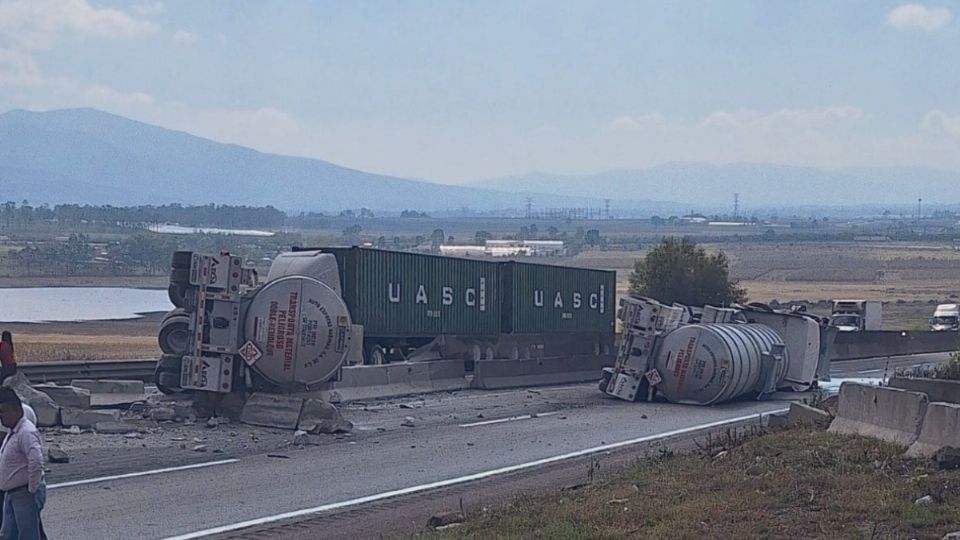 La volcadura de la pipa, ocurrida ayer, mantiene afectaciones viales.