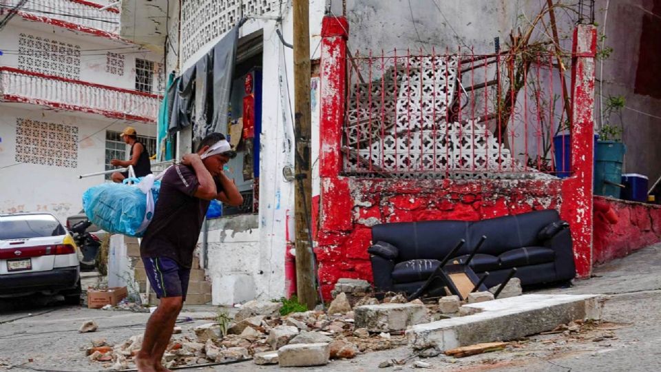 Candido no solamente llora por su familia, también lo hace por su Acapulco, por sus amigos que ahora ya no están