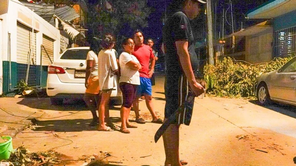 Algunas personas han optado por mantenerse equipados con herramientas como palos, piedras y hasta machetes. 