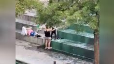 VIDEO: graban a mujer mientras lava su ropa sucia en el Paseo de Santa Lucía en Monterrey