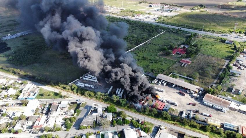 Tamaulipas: la explosión de dos pipas, un fuerte incendio y una enorme columna de humo prenden las alertas