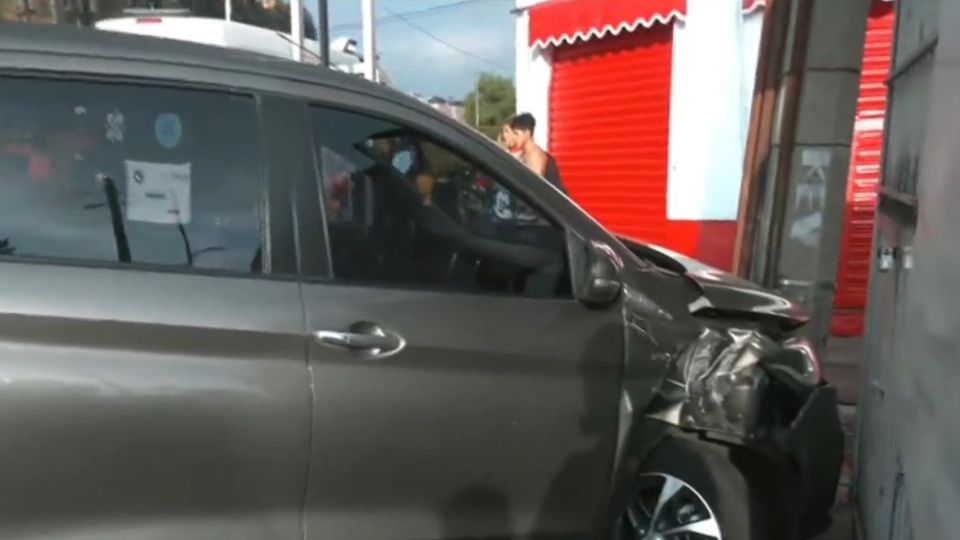 La parte frontal de la camioneta quedó destrozada tras impactar contra un poste.