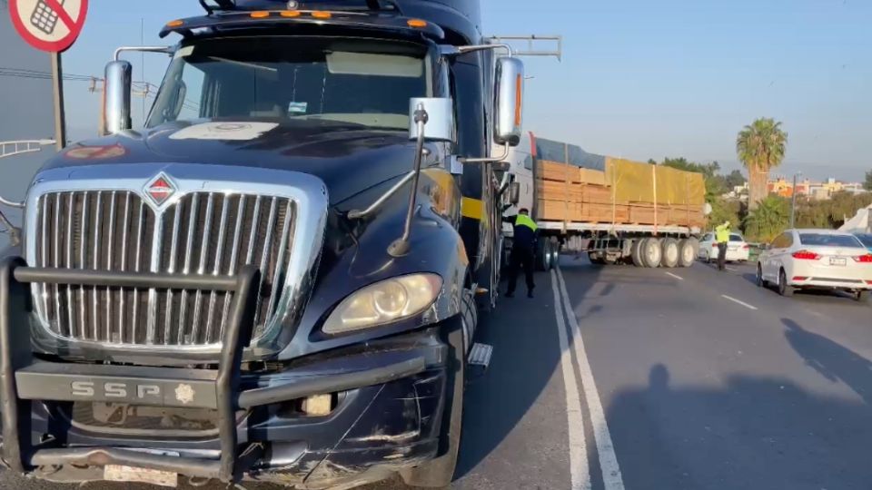 El tráiler quedó prácticamente atravesado