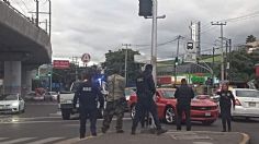 Ejecutan a un hombre a plena luz del día y a bordo de su lujoso Camaro en CDMX