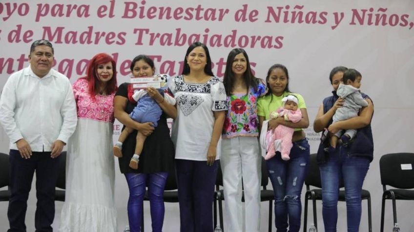 Ariadna Montiel entrega tarjetas del Bienestar a hijos de madres trabajadoras en Campeche