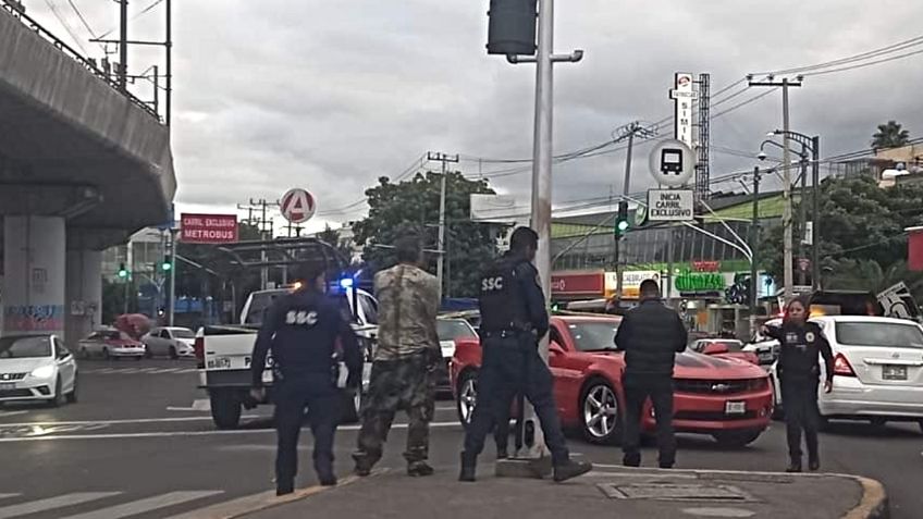 Ejecutan a un hombre a plena luz del día y a bordo de su lujoso Camaro en CDMX