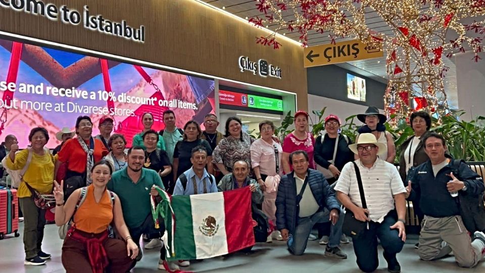 Los peregrinos están acompañados de un sacerdote.