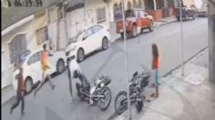 VIDEO: dos rateros asaltan a motociclista y vecinos salen a darles una golpiza