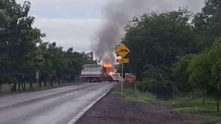 Tras detención de delincuentes civiles bloquean carreteras en Michoacán