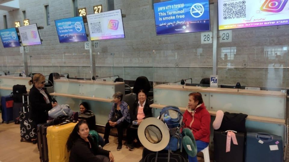 En las fotografías compartidas se ve al grupo de mujeres que están en el aeropuerto esperando tener una respuesta.