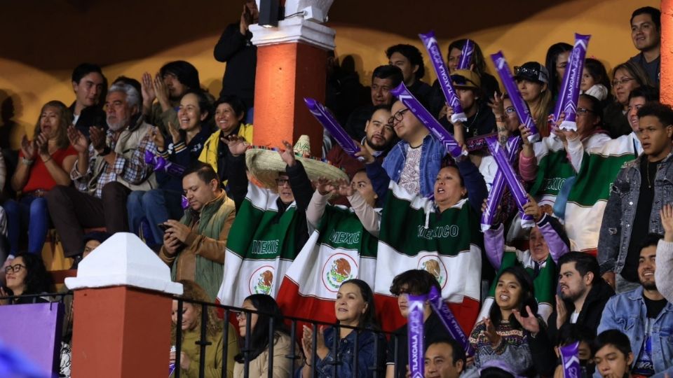 La afición tlaxcalteca vitoreó cada punto y bailó al ritmo de la música que los DJ's reproducían para animar las jugadas.