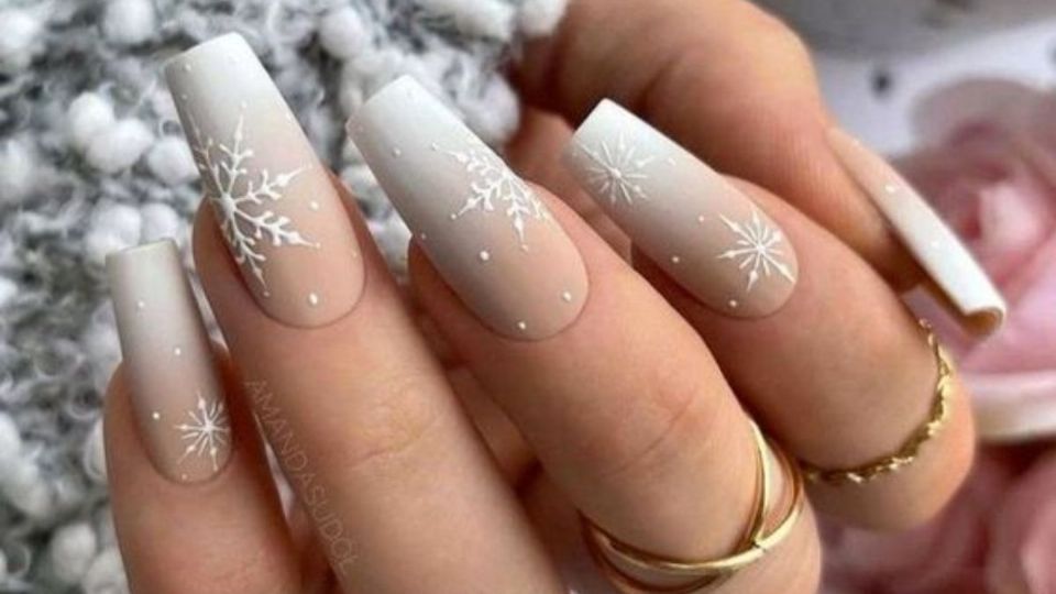 Las uñas inspiradas en la nieve son una tendencia que te hará conquistar las fiestas de fin de año de una manera sofisticada y glamurosa