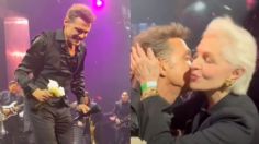 VIDEO: Luis Miguel besa a Carolina Herrera en uno de sus conciertos, así fue el momento