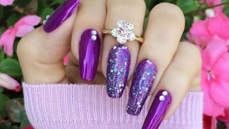 El violeta es uno de los colores que menos mujeres se atreven a llevar en su manicura, pero lo cierto es que es bastante atractivo a la vista