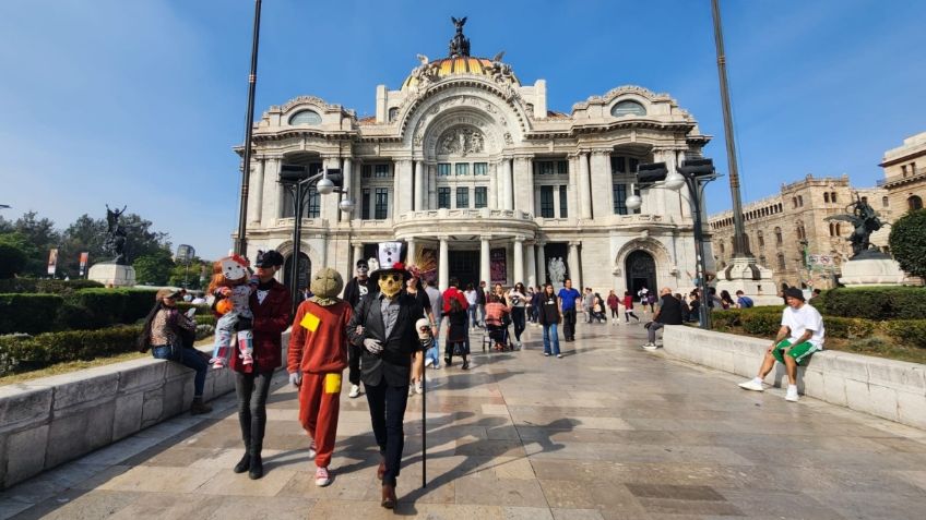 FOTOS | Brujas, catrinas y esqueletos se apoderan de la CDMX: así piden calaverita los capitalinos