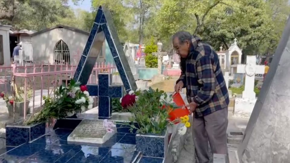 El señor francisco lleva 22 años trabajando en el panteón Dolores, uno de los más grandes y antiguos de la Ciudad de México