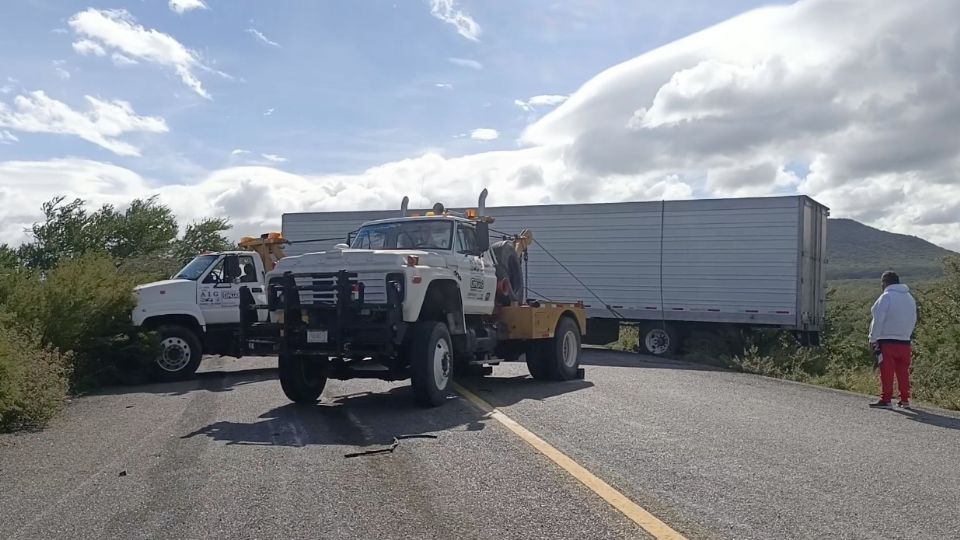 Se prohibió el paso de los tractocamiones en el tramo carretero